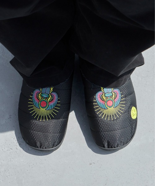 SUBU(スブ)の「SUBU/スブ x NEW YOAKE POST/ニューヨアケポスト SCARAB スリッポン サンダル 刺繍デザイン ブランドロゴ スポーツ アウトドア 2026年秋冬(スリッポン・メンズ・ブラック/ブラウン・1/2/0/3)」の6枚目の写真