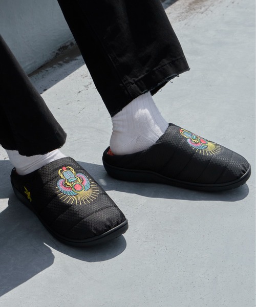 SUBU(スブ)の「SUBU/スブ x NEW YOAKE POST/ニューヨアケポスト SCARAB スリッポン サンダル 刺繍デザイン ブランドロゴ スポーツ アウトドア 2026年秋冬(スリッポン・メンズ・ブラック/ブラウン・1/2/0/3)」の7枚目の写真