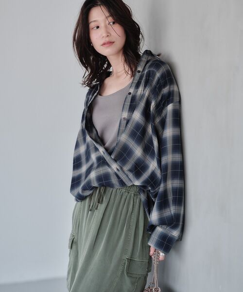 Green　Parks（グリーンパークス）の「【しゃれシャツ】2wayシャーリングシャツ（シャツ/ブラウス・レディース・ネイビー/ピンク/オフホワイト/ベージュ/キャメル・FREE）」の6枚目の写真