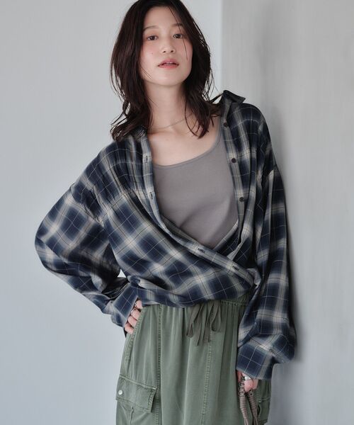 Green　Parks（グリーンパークス）の「【しゃれシャツ】2wayシャーリングシャツ（シャツ/ブラウス・レディース・ネイビー/ピンク/オフホワイト/ベージュ/キャメル・FREE）」の7枚目の写真