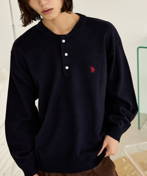 U.S. POLO ASSN.(ユーエスポロアッスン)の「U.S. POLO ASSN. × PUBLUX/ユーエスポロアッスン 別注 スウェットライク ワンポイント刺繍 ヘンリーネック ニット プルオーバー 限定展開(ニット/セーター・メンズ・ライトグレー/チャコールグレー/ブラック/ネイビー・MEDIUM/LARGE/SMALL)」の1枚目の写真