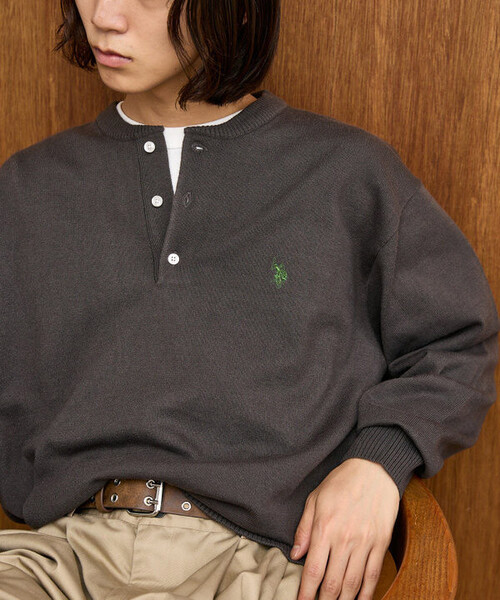 U.S. POLO ASSN.(ユーエスポロアッスン)の「U.S. POLO ASSN. × PUBLUX/ユーエスポロアッスン 別注 スウェットライク ワンポイント刺繍 ヘンリーネック ニット プルオーバー 限定展開(ニット/セーター・メンズ・ライトグレー/チャコールグレー/ブラック/ネイビー・MEDIUM/LARGE/SMALL)」の3枚目の写真