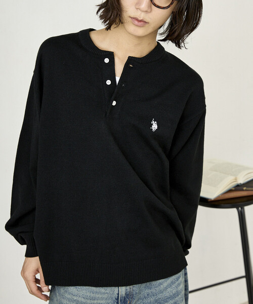 U.S. POLO ASSN.(ユーエスポロアッスン)の「U.S. POLO ASSN. × PUBLUX/ユーエスポロアッスン 別注 スウェットライク ワンポイント刺繍 ヘンリーネック ニット プルオーバー 限定展開(ニット/セーター・メンズ・ライトグレー/チャコールグレー/ブラック/ネイビー・MEDIUM/LARGE/SMALL)」の2枚目の写真