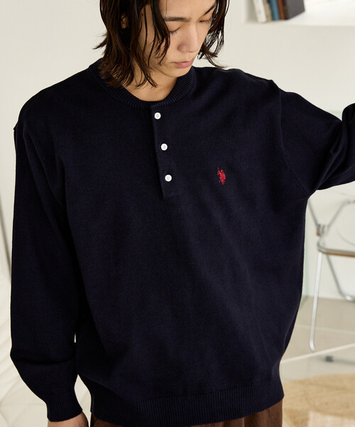 U.S. POLO ASSN.(ユーエスポロアッスン)の「U.S. POLO ASSN. × PUBLUX/ユーエスポロアッスン 別注 スウェットライク ワンポイント刺繍 ヘンリーネック ニット プルオーバー 限定展開(ニット/セーター・メンズ・ライトグレー/チャコールグレー/ブラック/ネイビー・MEDIUM/LARGE/SMALL)」の5枚目の写真