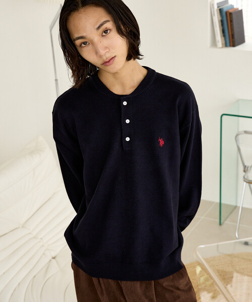 U.S. POLO ASSN.(ユーエスポロアッスン)の「U.S. POLO ASSN. × PUBLUX/ユーエスポロアッスン 別注 スウェットライク ワンポイント刺繍 ヘンリーネック ニット プルオーバー 限定展開(ニット/セーター・メンズ・ライトグレー/チャコールグレー/ブラック/ネイビー・MEDIUM/LARGE/SMALL)」の7枚目の写真