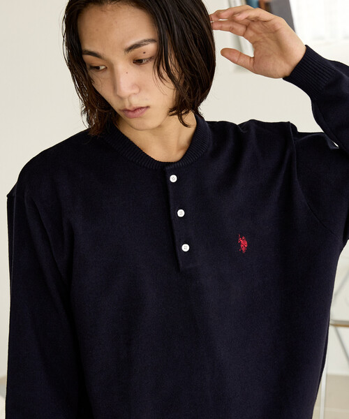 U.S. POLO ASSN.(ユーエスポロアッスン)の「U.S. POLO ASSN. × PUBLUX/ユーエスポロアッスン 別注 スウェットライク ワンポイント刺繍 ヘンリーネック ニット プルオーバー 限定展開(ニット/セーター・メンズ・ライトグレー/チャコールグレー/ブラック/ネイビー・MEDIUM/LARGE/SMALL)」の11枚目の写真