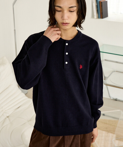 U.S. POLO ASSN.(ユーエスポロアッスン)の「U.S. POLO ASSN. × PUBLUX/ユーエスポロアッスン 別注 スウェットライク ワンポイント刺繍 ヘンリーネック ニット プルオーバー 限定展開(ニット/セーター・メンズ・ライトグレー/チャコールグレー/ブラック/ネイビー・MEDIUM/LARGE/SMALL)」の12枚目の写真