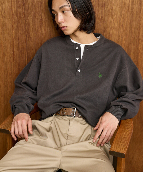 U.S. POLO ASSN.(ユーエスポロアッスン)の「U.S. POLO ASSN. × PUBLUX/ユーエスポロアッスン 別注 スウェットライク ワンポイント刺繍 ヘンリーネック ニット プルオーバー 限定展開(ニット/セーター・メンズ・ライトグレー/チャコールグレー/ブラック/ネイビー・MEDIUM/LARGE/SMALL)」の14枚目の写真