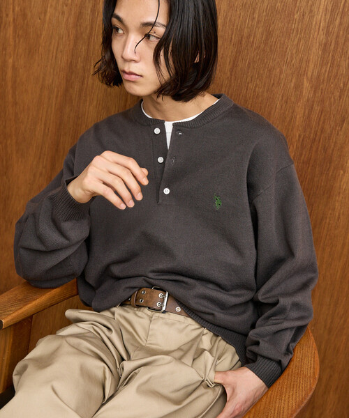 U.S. POLO ASSN.(ユーエスポロアッスン)の「U.S. POLO ASSN. × PUBLUX/ユーエスポロアッスン 別注 スウェットライク ワンポイント刺繍 ヘンリーネック ニット プルオーバー 限定展開(ニット/セーター・メンズ・ライトグレー/チャコールグレー/ブラック/ネイビー・MEDIUM/LARGE/SMALL)」の21枚目の写真