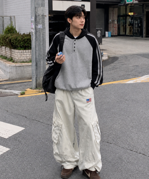 MOZMOZ(モズモズ)の「配色ラグランヘンリーネックフード ブラック(パーカー・レディース・ブラック・3/LARGE/X-LARGE)」の2枚目の写真