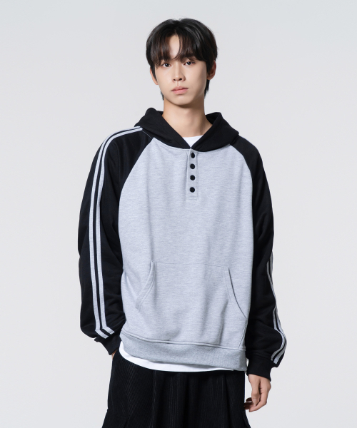 MOZMOZ(モズモズ)の「配色ラグランヘンリーネックフード ブラック(パーカー・レディース・ブラック・3/LARGE/X-LARGE)」の3枚目の写真