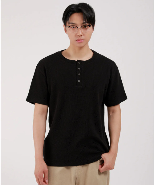 DEVELOVE(デヴローブ)の「ベーシックヘンリーネックワッフル半袖Tシャツ_ブラック(Tシャツ/カットソー・メンズ・ブラック・MEDIUM/LARGE/X-LARGE/XX-LARGE)」の1枚目の写真