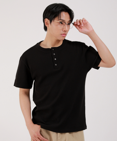 DEVELOVE(デヴローブ)の「ベーシックヘンリーネックワッフル半袖Tシャツ_ブラック(Tシャツ/カットソー・メンズ・ブラック・MEDIUM/LARGE/X-LARGE/XX-LARGE)」の2枚目の写真