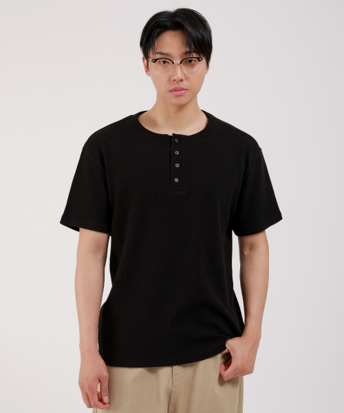 DEVELOVE(デヴローブ)の「ベーシックヘンリーネックワッフル半袖Tシャツ_ブラック(Tシャツ/カットソー・メンズ・ブラック・MEDIUM/LARGE/X-LARGE/XX-LARGE)」の3枚目の写真