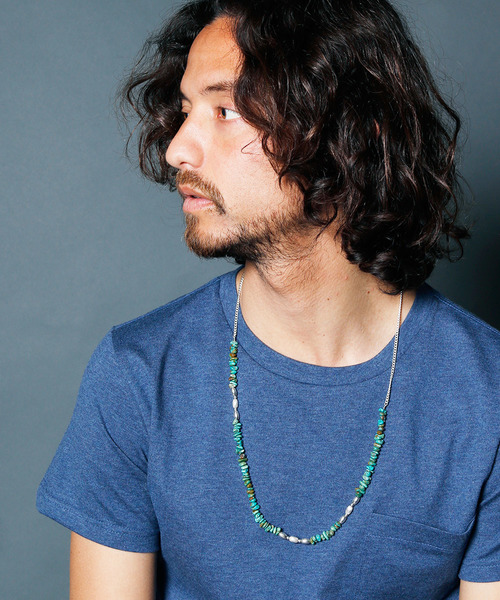 Magine（マージン）の「Magine×idealismsound TUMBLE STONE LONG NECKLACE：タンブルストーン ロングネックレス（ネックレス・メンズ・ターコイズブルー/ホワイト/ブラウン/ブラック・FREE）」の4枚目の写真