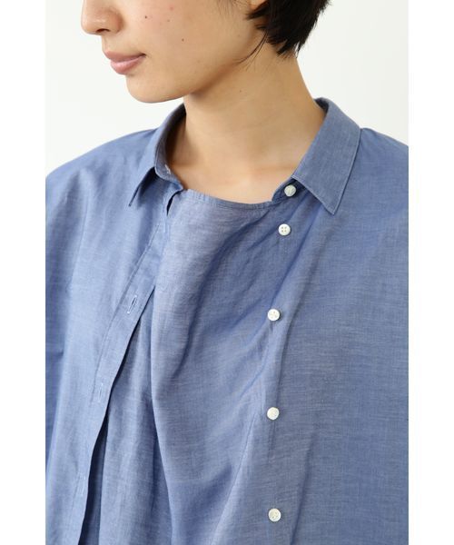 human woman(ヒューマンウーマン)の「綿麻シャンブレー3WAYブラウス(シャツ/ブラウス・レディース・ホワイト/ブルー・MEDIUM)」の13枚目の写真