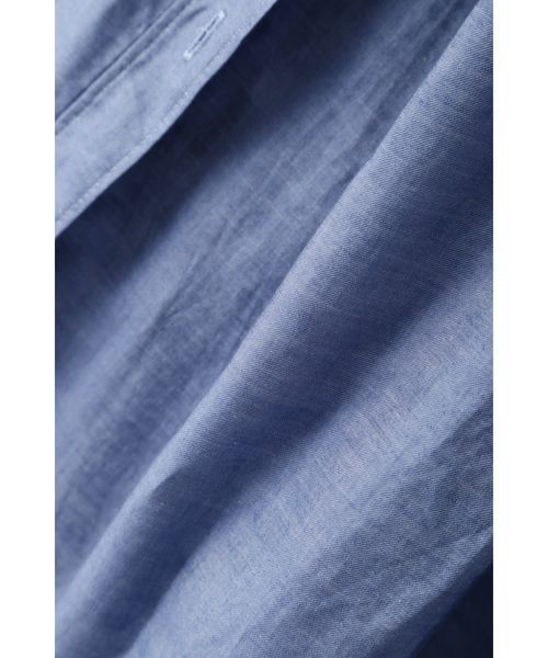 human woman(ヒューマンウーマン)の「綿麻シャンブレー3WAYブラウス(シャツ/ブラウス・レディース・ホワイト/ブルー・MEDIUM)」の8枚目の写真