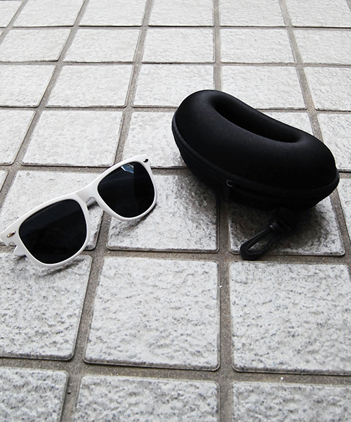 Request（リクエスト）の「【REQUEST】　サングラス　ウェイファーラータイプ　UV400 PROTECTION　ソフトケース付（サングラス・メンズ・ブルー系その他/シルバー系その他/ゴールド系その他/ホワイト×ブラック/ブラック×ブラック/ブラック×ブルー・ONE SIZE）」の2枚目の写真