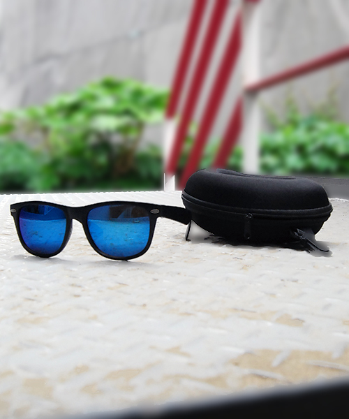 Request（リクエスト）の「【REQUEST】　サングラス　ウェイファーラータイプ　UV400 PROTECTION　ソフトケース付（サングラス・メンズ・ブルー系その他/シルバー系その他/ゴールド系その他/ホワイト×ブラック/ブラック×ブラック/ブラック×ブルー・ONE SIZE）」の4枚目の写真