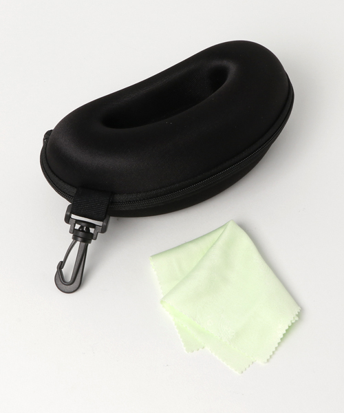 Request（リクエスト）の「【REQUEST】　サングラス　ウェイファーラータイプ　UV400 PROTECTION　ソフトケース付（サングラス・メンズ・ブルー系その他/シルバー系その他/ゴールド系その他/ホワイト×ブラック/ブラック×ブラック/ブラック×ブルー・ONE SIZE）」の14枚目の写真