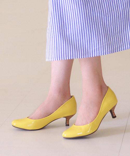 menue(メヌエ)の「アーモンドトゥ エナメル ピンヒールパンプス(パンプス・レディース・ベージュ/ネイビー/ライトグレー/ライトグリーン/レッド/ブラウン系その他/アイボリー/ブラック系その他/ピンクベージュ/ブラック/グレイッシュベージュ/ブラウン系その他2/グレー系その他/スモークピンク/ピンク/イエロー・25.0cm/26.0cm/27.0cm/25.5cm/24.5cm/23.0cm/23.5cm/21.0cm/26.5cm/21.5cm/22.5cm/24.0cm/22.0cm)」の1枚目の写真