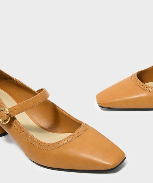 CHARLES & KEITH(チャールズ & キース)の「ブロウグディテールメリージェーン / BROGUE DETAIL MARY JANES(ローファー・レディース・ブラック/マスタード・22.5cm/23cm/23.5cm/24.5cm/25cm)」の12枚目の写真