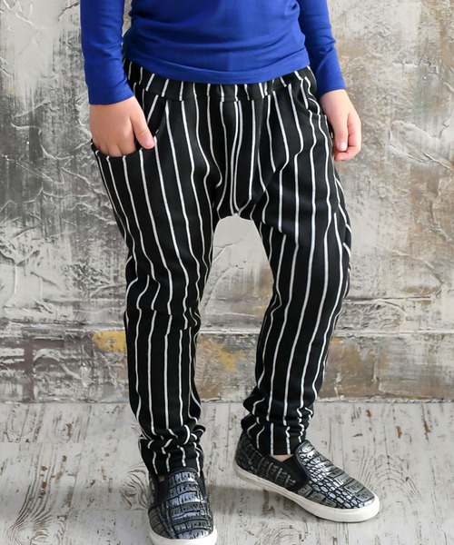 Bee des Bee(ビーデスビー)の「スウェット サルエル テーパードパンツ(スウェットパンツ・キッズ・ブラック系その他2/ストライプ/ドット/チェック/ブラック系その他/ホワイト×グレー/ブラック系その他6/ブラック系その他4/その他/ブラック系その他5/ブルー系その他/ネイビー/グレー/ブラック系その他3/ワインレッド/ブラック・110cm/120cm/140cm/130cm/100cm/90cm)」の4枚目の写真