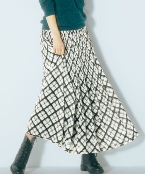 RANAN（ラナン）の「シフォンプリーツマキシスカート（スカート・レディース・ブラック/ブラウン/イエロー/チェック/レオパード/ブラック系その他/レッド系その他/ブルー系その他/アニマル/その他1/ブラック×ホワイト/ピンク/グリーン/ベージュ系その他/ライトグレー/オレンジ系その他/ネイビー/ブラック系その他2/ベージュ系その他2・LL/M/L）」の3枚目の写真