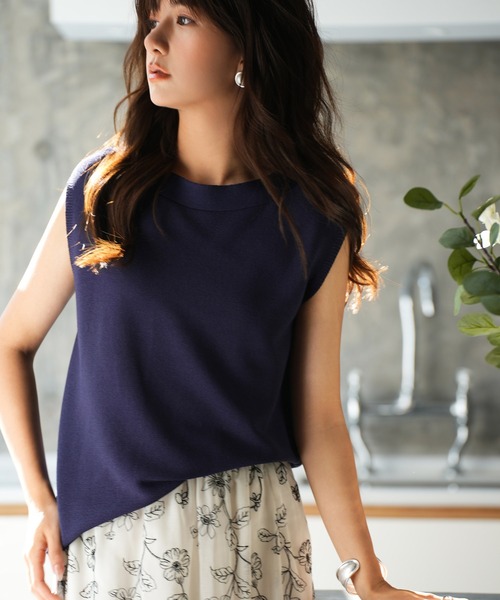 SAISON DE PAPILLON(セゾンドパピヨン)の「ベーシックノースリーブサマーニット(Tシャツ/カットソー・レディース・ホワイト/ブラック/ブルー/ベージュ/ブラウン/ピンク/ブルー系その他/グリーン系その他/ネイビー・フリー)」の7枚目の写真