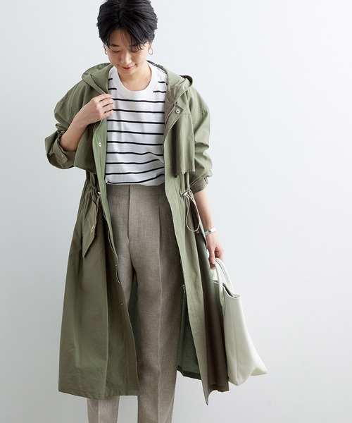 ADAM ET ROPE'(アダムエロペ)の「フーデットロングナイロンコート(その他アウター・レディース・ベージュ/カーキ・FREE)」の2枚目の写真
