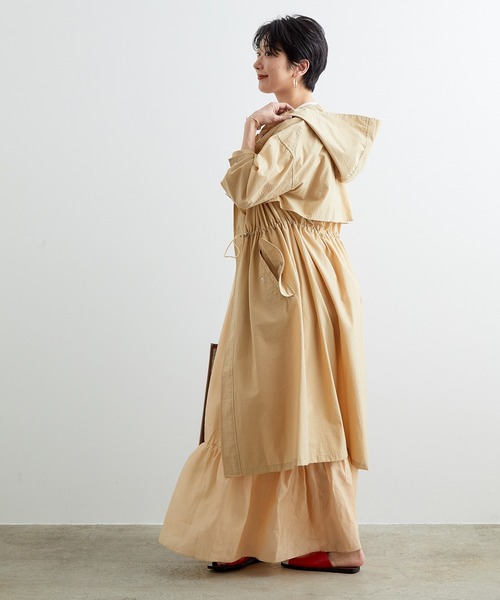 ADAM ET ROPE'(アダムエロペ)の「フーデットロングナイロンコート(その他アウター・レディース・ベージュ/カーキ・FREE)」の4枚目の写真