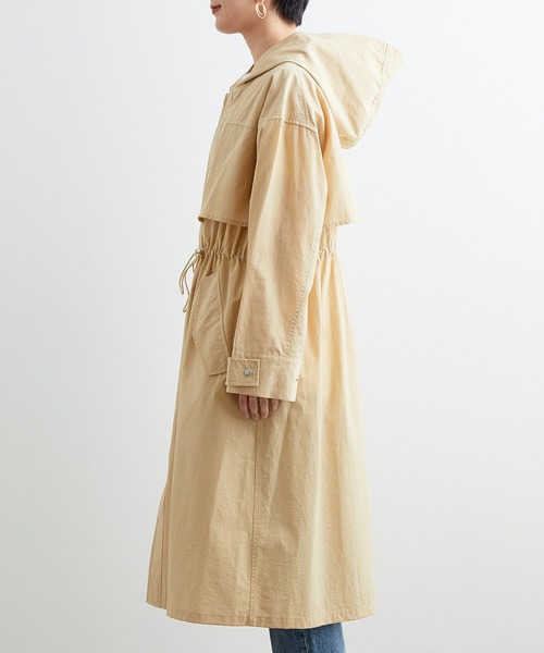 ADAM ET ROPE'(アダムエロペ)の「フーデットロングナイロンコート(その他アウター・レディース・ベージュ/カーキ・FREE)」の7枚目の写真