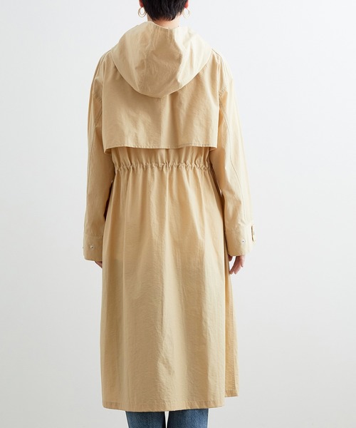 ADAM ET ROPE'(アダムエロペ)の「フーデットロングナイロンコート(その他アウター・レディース・ベージュ/カーキ・FREE)」の8枚目の写真