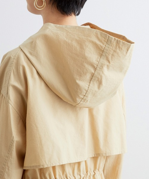 ADAM ET ROPE'(アダムエロペ)の「フーデットロングナイロンコート(その他アウター・レディース・ベージュ/カーキ・FREE)」の9枚目の写真