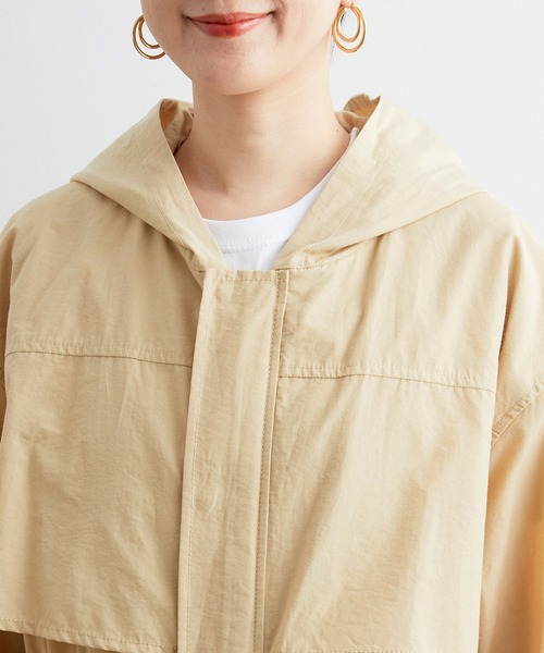 ADAM ET ROPE'(アダムエロペ)の「フーデットロングナイロンコート(その他アウター・レディース・ベージュ/カーキ・FREE)」の10枚目の写真