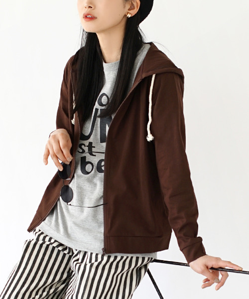 zootie(ズーティー)の「【汗が染みない!サッと羽織ってUV対策にも♪】 汗しみない パーカー 汗染み防止(パーカー・レディース・ラベンダー/オフホワイト/フューシャピンク/ライトブルー/ネイビー/カーキ/パープル/ロイヤルブルー/杢グレー/ブラック/キャメル/イエロー/グレイッシュブルー/グレイッシュベージュ/ライトカーキ/オレンジ系その他/ブラウン/オレンジ系その他2/モカ/パープル系その他/アイボリー/ダークグリーン/ダークブラウン/ブルー系その他2/ミント/レッド系その他/イエロー系その他・M/LL/3L/L)」の6枚目の写真