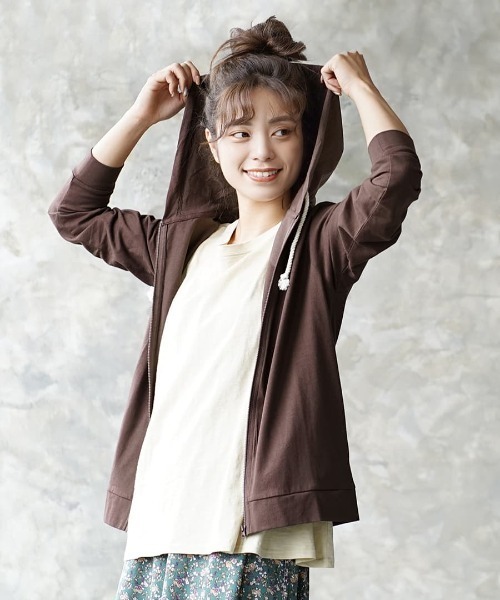 zootie(ズーティー)の「【汗が染みない!サッと羽織ってUV対策にも♪】 汗しみない パーカー 汗染み防止(パーカー・レディース・ラベンダー/オフホワイト/フューシャピンク/ライトブルー/ネイビー/カーキ/パープル/ロイヤルブルー/杢グレー/ブラック/キャメル/イエロー/グレイッシュブルー/グレイッシュベージュ/ライトカーキ/オレンジ系その他/ブラウン/オレンジ系その他2/モカ/パープル系その他/アイボリー/ダークグリーン/ダークブラウン/ブルー系その他2/ミント/レッド系その他/イエロー系その他・M/LL/3L/L)」の7枚目の写真