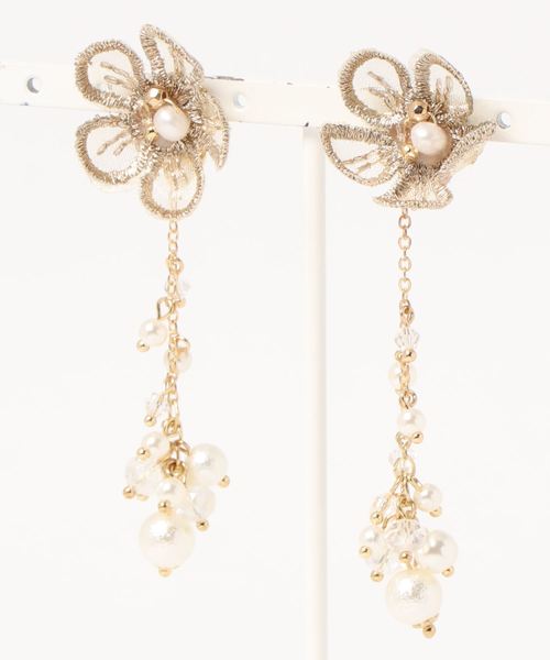 voov(ブーブ)の「刺繍フラワー ビジューとパールの イヤリング(イヤリング・レディース・シルバー/ゴールド・フリー)」の1枚目の写真