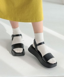 プラットフォームサンダル