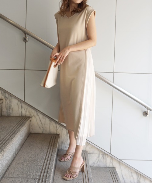 Roomy's（ルーミーズ）の「サイドプリーツ半袖ポンチワンピース（ワンピース・レディース・ベージュ/ブラック・マルチサイズ）」の4枚目の写真