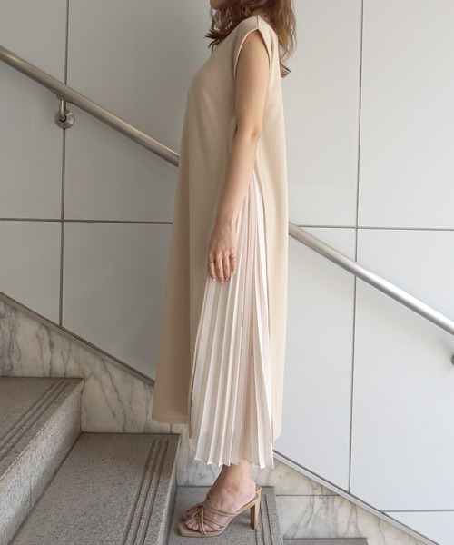 Roomy's（ルーミーズ）の「サイドプリーツ半袖ポンチワンピース（ワンピース・レディース・ベージュ/ブラック・マルチサイズ）」の6枚目の写真