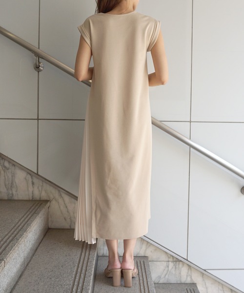 Roomy's（ルーミーズ）の「サイドプリーツ半袖ポンチワンピース（ワンピース・レディース・ベージュ/ブラック・マルチサイズ）」の5枚目の写真