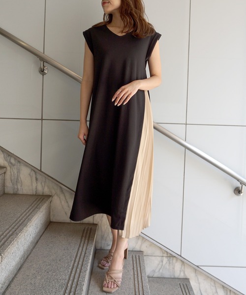 Roomy's（ルーミーズ）の「サイドプリーツ半袖ポンチワンピース（ワンピース・レディース・ベージュ/ブラック・マルチサイズ）」の10枚目の写真