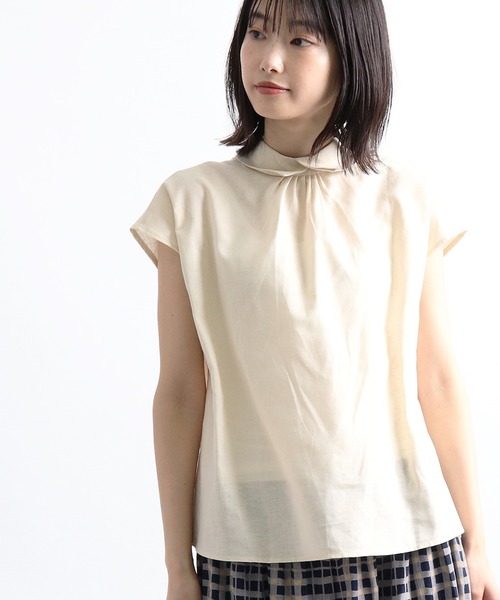 ALCEDO (アルセド)の「【 ALCEDO / アルセド 】 バックボタンリネンブラウス 111001 2 3 BL ALI(シャツ/ブラウス・レディース・ホワイト/アイボリー/ネイビー系・FREE)」の2枚目の写真