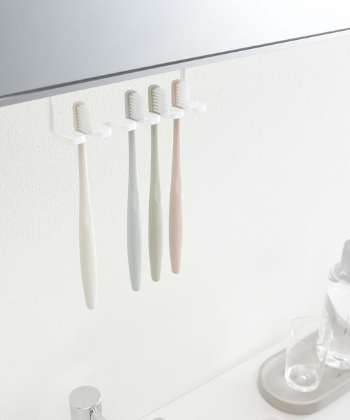LBC(エルビーシー)の「【WEB限定】tower 戸棚下歯ブラシホルダ−(収納グッズ・レディース・ホワイト/ブラック・FREE)」の2枚目の写真