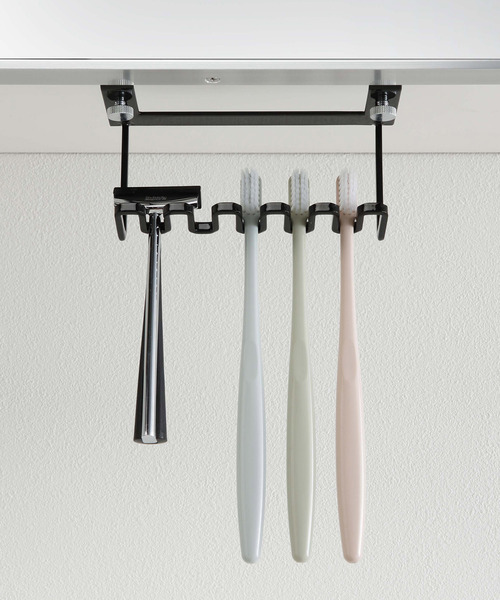 LBC(エルビーシー)の「【WEB限定】tower 戸棚下歯ブラシホルダ−(収納グッズ・レディース・ホワイト/ブラック・FREE)」の1枚目の写真