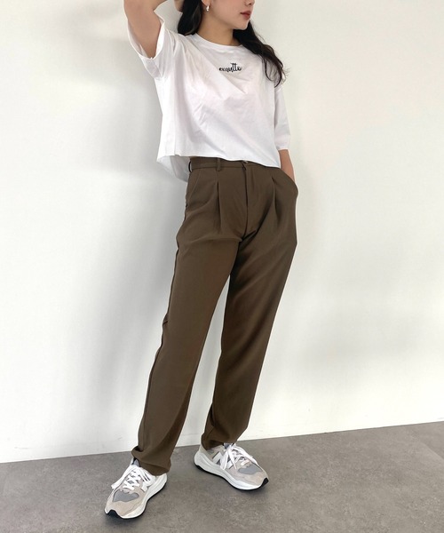 emutto（エミュット）の「【オリジナル】emutto刺繍 クロップT（Tシャツ/カットソー・レディース・ホワイト/ブルー/チャコールグレー・FREE）」の2枚目の写真