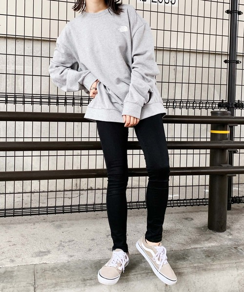 THE NORTH FACE(ザノースフェイス)の「【THE NORTH FACE】( ザ・ノースフェイス)ロゴ入り オーバーサイズ クルーネックスウェット DAILY LOGO SWEATSHIRTS(スウェット・レディース・グレー/ブラック・XL/L/M)」の15枚目の写真