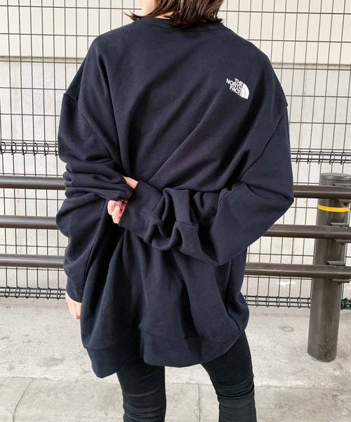 THE NORTH FACE(ザノースフェイス)の「【THE NORTH FACE】( ザ・ノースフェイス)ロゴ入り オーバーサイズ クルーネックスウェット DAILY LOGO SWEATSHIRTS(スウェット・レディース・グレー/ブラック・XL/L/M)」の3枚目の写真