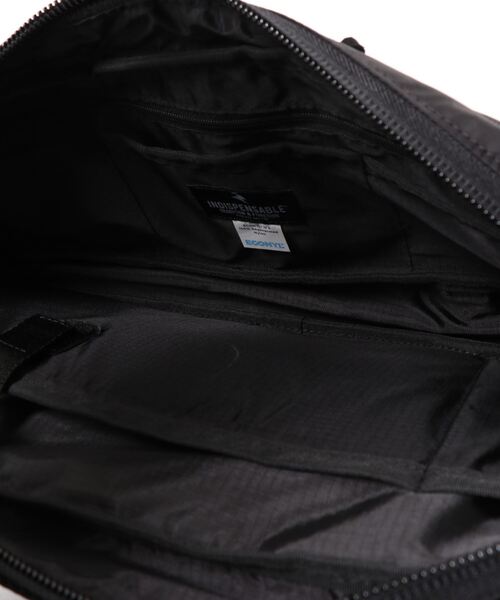 INDISPENSABLE (インディスペンサブル)の「INDISPENSABLE SLING BAG SNUG ECONYL MS(ボディバッグ/ウエストポーチ・メンズ・ブラック・FREE)」の2枚目の写真